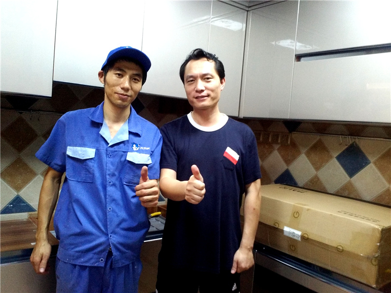 左右手家具安裝師傅與客戶留影，客戶的滿意才是我們追求的目標