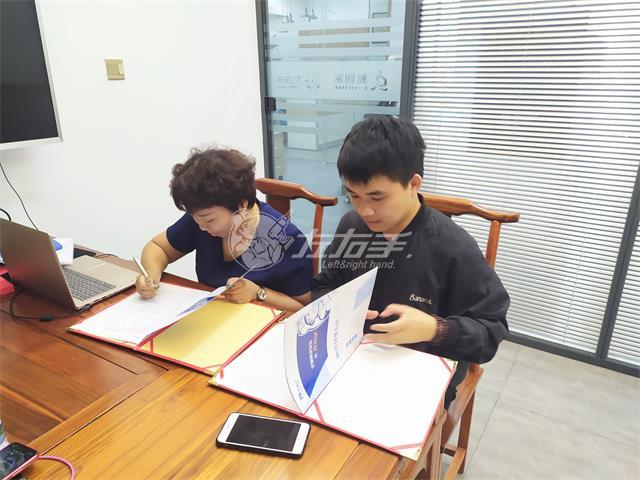 他是一個(gè)90后設(shè)計(jì)師，也是左右手第51家城市服務(wù)商