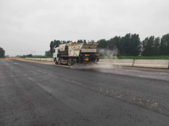 祝賀我司平頂山外環(huán)項目透層、稀漿封層試驗段完成