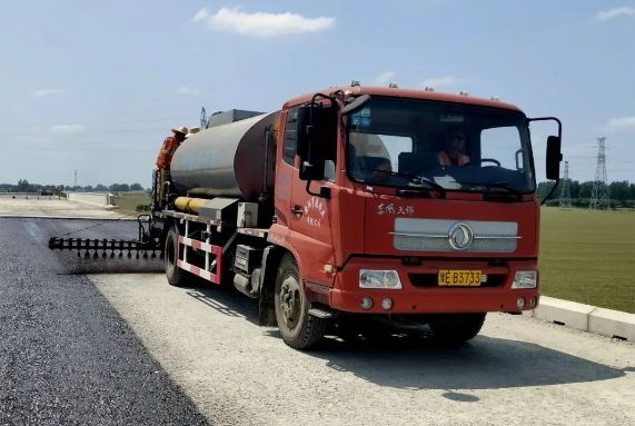 許信高速透層、封層和瀝青下面層試驗(yàn)段攤鋪圓 滿成功